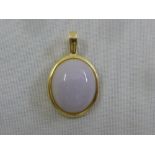 18ct yellow gold and lavender coloured jade pendant, approx total weight 6.5g