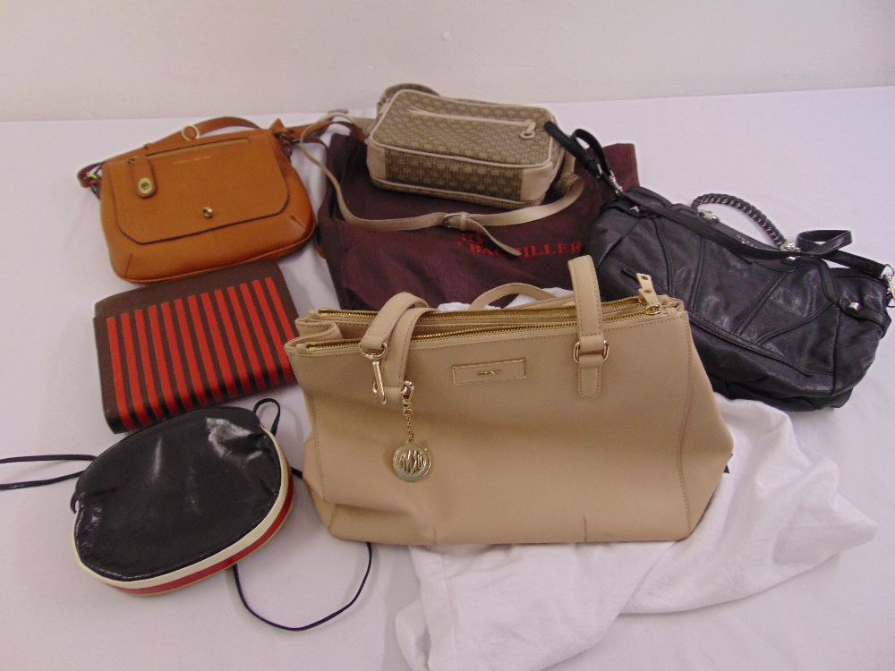 A quantity of ladies fashion handbags to include DKNY, Guess, Valentino Garavani, Fiorelli (6)