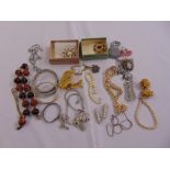 A quantity of costume jewellery to include necklaces and brooches