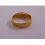 22ct yellow gold wedding band, approx total weight 3.2g