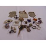 A quantity of costume jewellery to include rings, brooches and three mesh coin purses