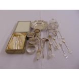 A quantity of silver to include a pair of Art Deco toast racks, napkin rings, bonbon dish, a