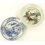 A large Chinese porcelain dish with handpainted en