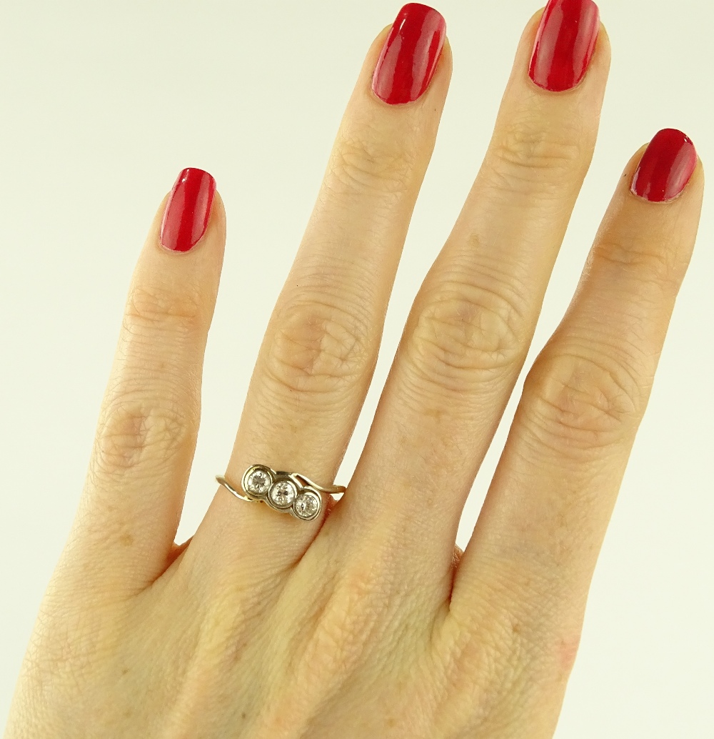 An 18ct gold platinum and diamond 3 stone crossove - Image 4 of 4