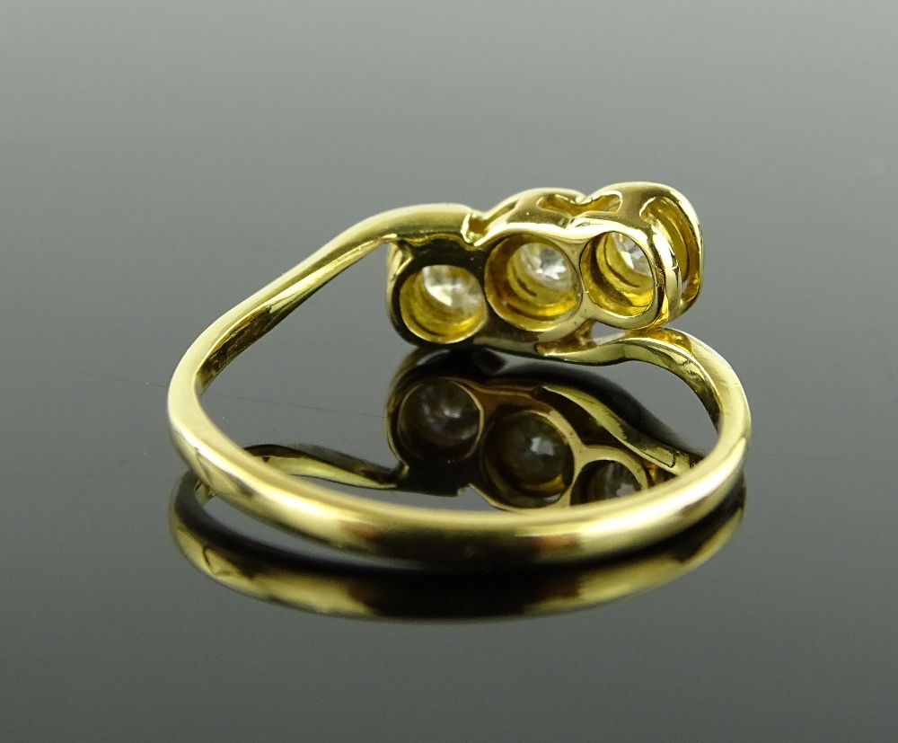 An 18ct gold platinum and diamond 3 stone crossove - Image 2 of 4