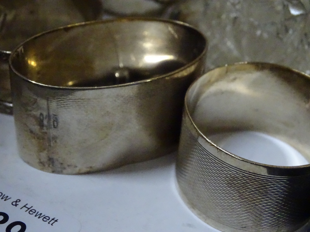 4 silver napkin rings, small silver vesta and smal - Image 2 of 2