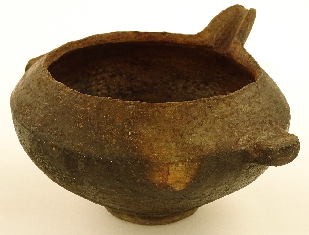 An Ancient Greek terracotta black ware cooking pot - Bild 2 aus 3