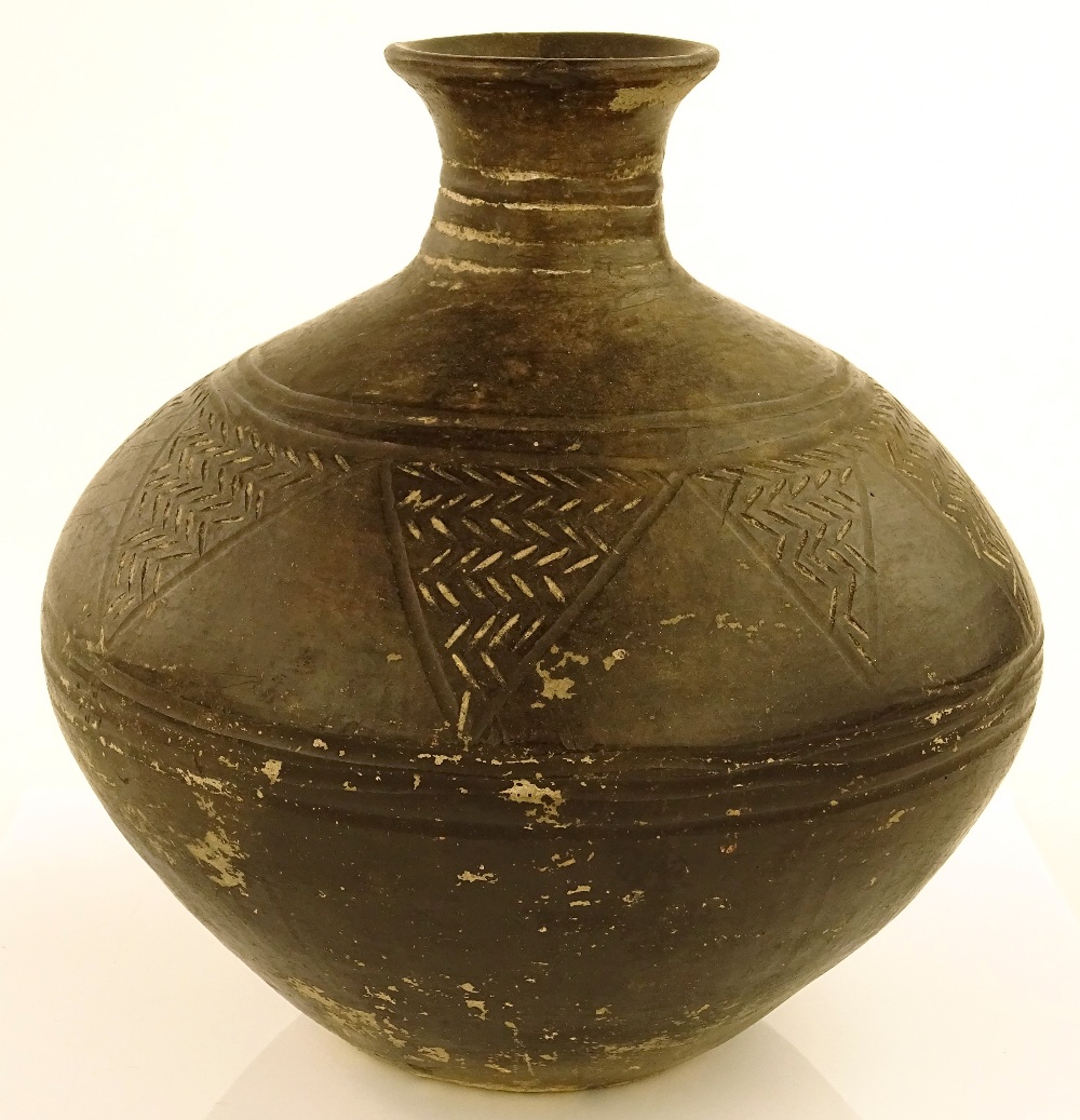 An Ancient Greek pottery vase with incised geometr - Bild 2 aus 3