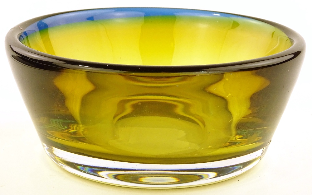 A Scandinavian coloured glass bowl by Vicky Lindst - Bild 2 aus 3