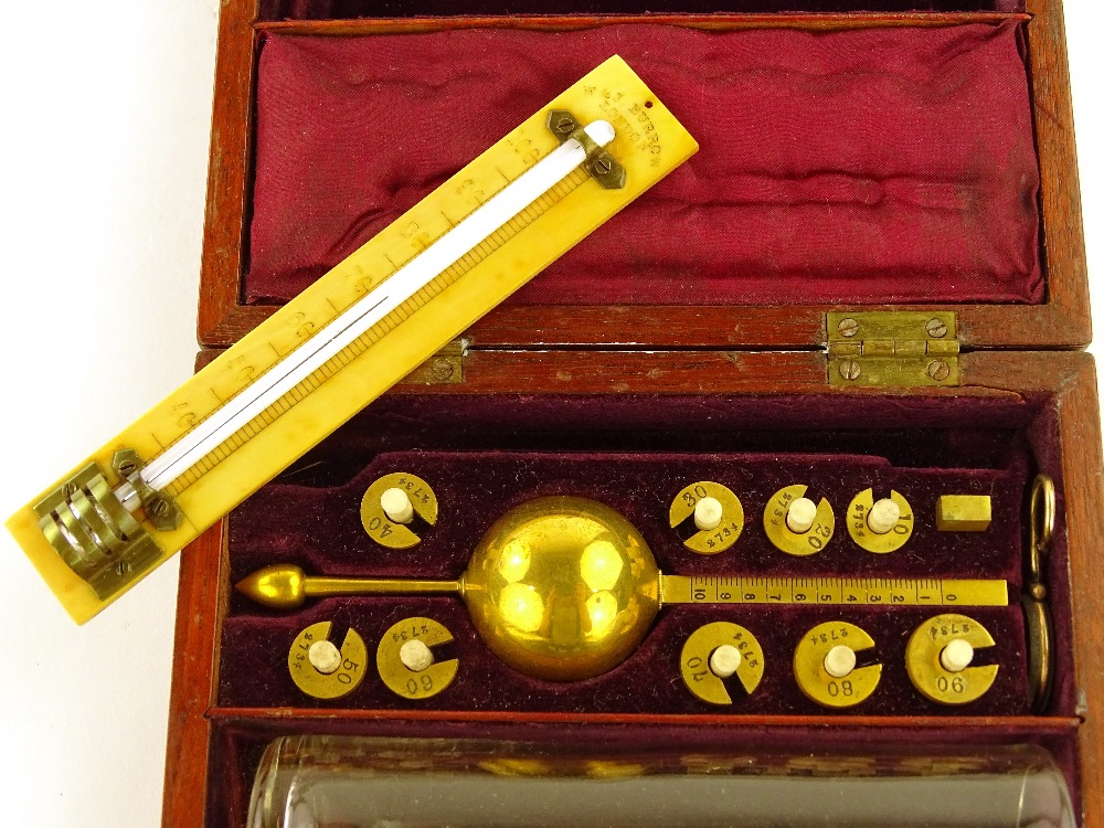 A Victorian hydrometer in mahogany case, case widt - Bild 3 aus 4