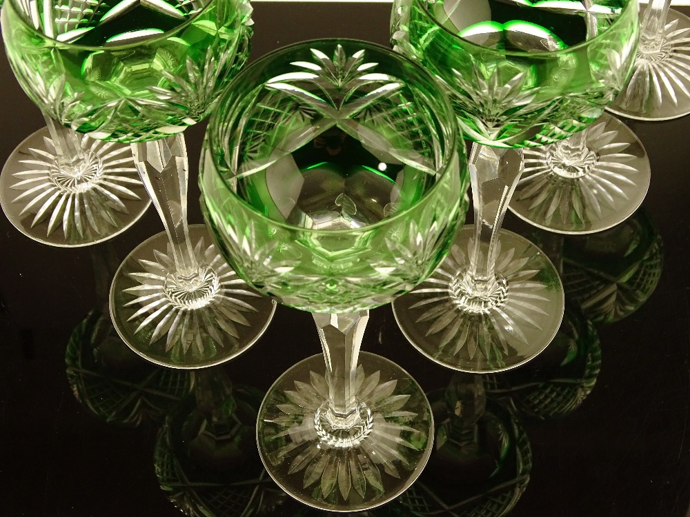 A set of 6 green overlay cut-glass hock glasses, h - Bild 3 aus 3