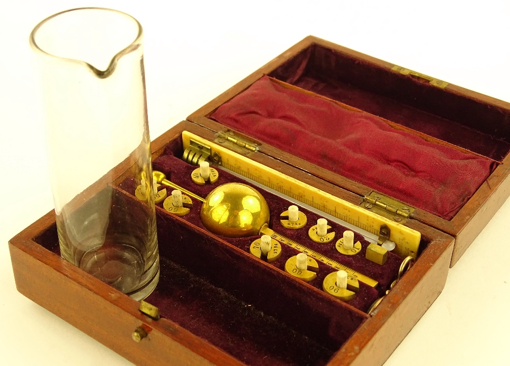 A Victorian hydrometer in mahogany case, case widt - Bild 2 aus 4