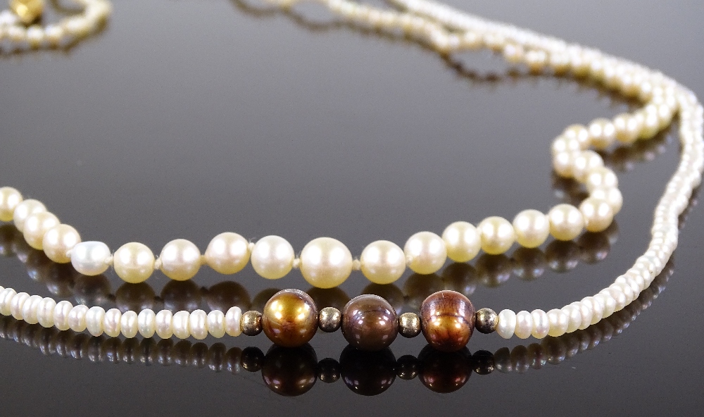 A graduated single string pearl necklace with unma