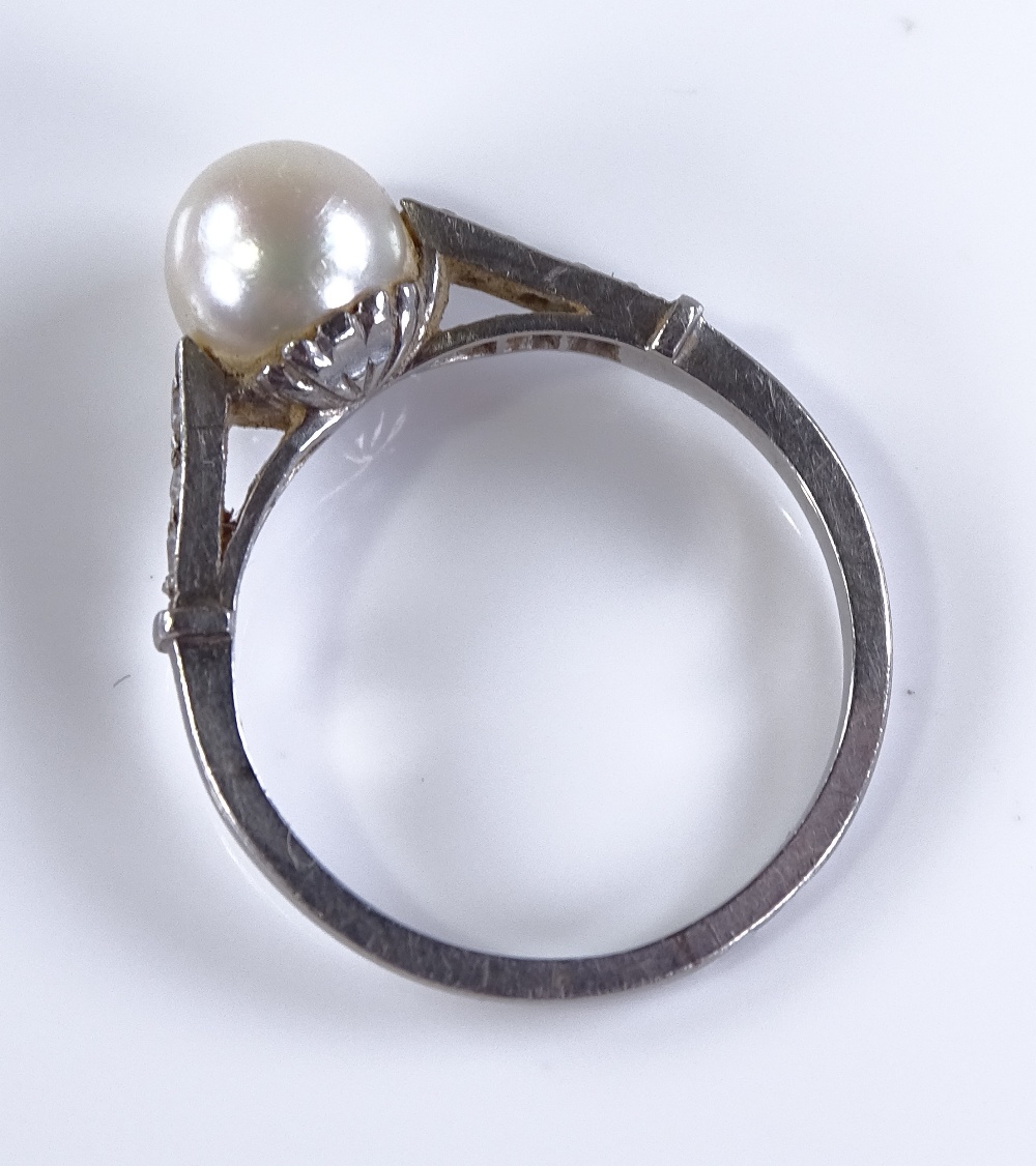 A platinum solitaire pearl ring, with diamond set - Image 3 of 4