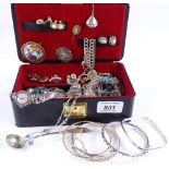 Various gold and sterling silver jewellery, includ