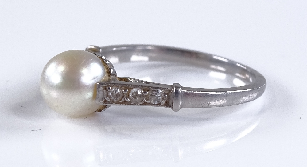 A platinum solitaire pearl ring, with diamond set - Image 2 of 4
