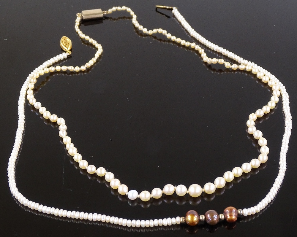 A graduated single string pearl necklace with unma - Image 2 of 4