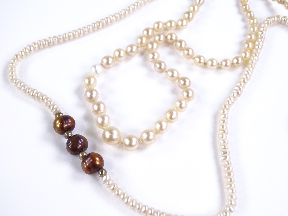 A graduated single string pearl necklace with unma - Image 4 of 4