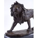 A reproduction bronze lion on marble plinth, plint