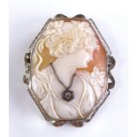 A Victorian relief carved cameo brooch / pendant,