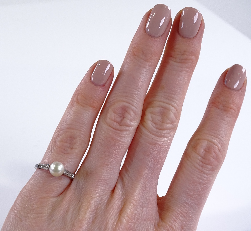 A platinum solitaire pearl ring, with diamond set - Image 4 of 4