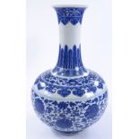 A Chinese blue and white porcelain narrow-necked v