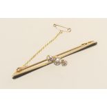 Diamond bar brooch, centred with an old brilliant cut diamond of approx. 0.