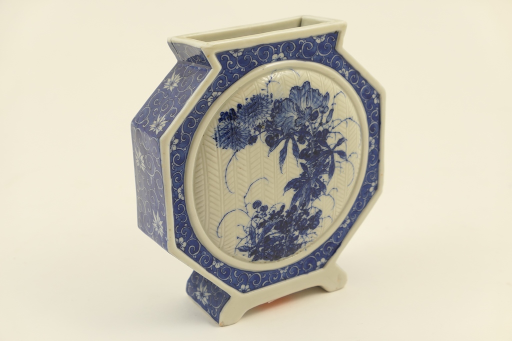 Japanese blue and white moon vase, Taisho (1912-26),