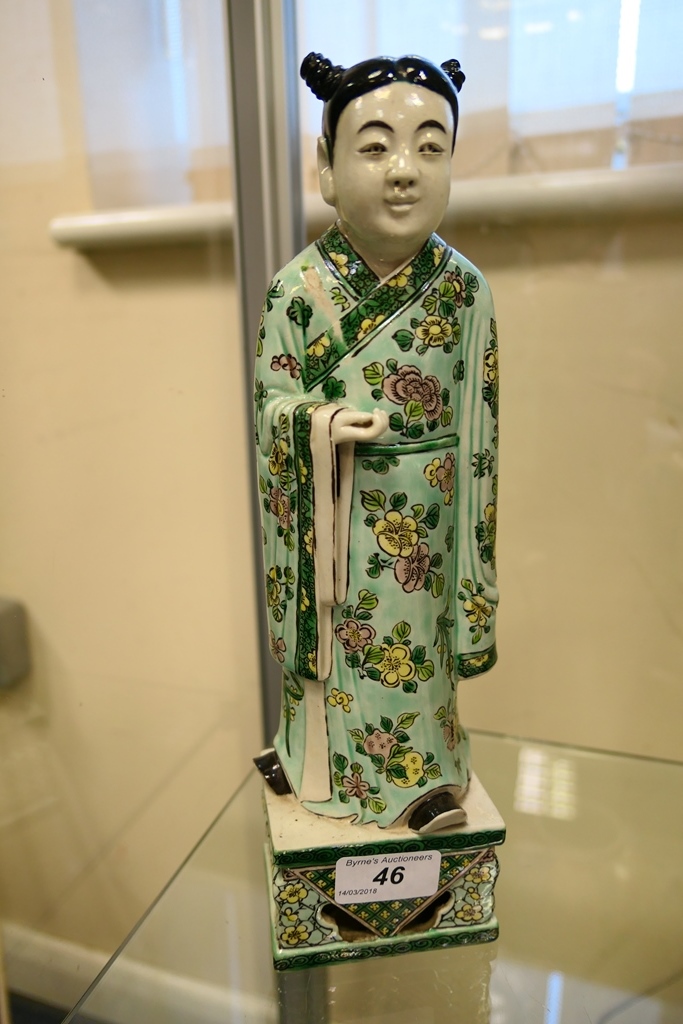 Chinese famille verte figure of an attendant, Kangxi (1662-1722), - Image 2 of 9