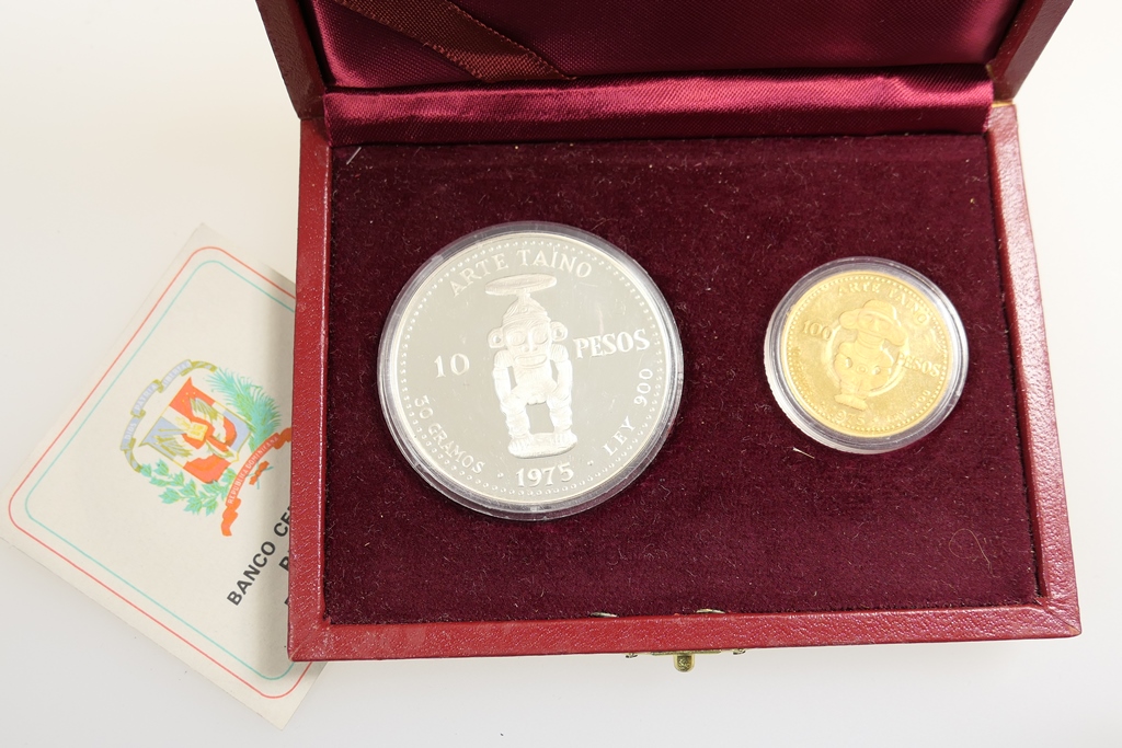 Dominican Republic gold and silver coin set, 1975, comprising 100 gold Pesos, weight approx.
