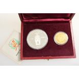 Dominican Republic gold and silver coin set, 1975, comprising 100 gold Pesos, weight approx.