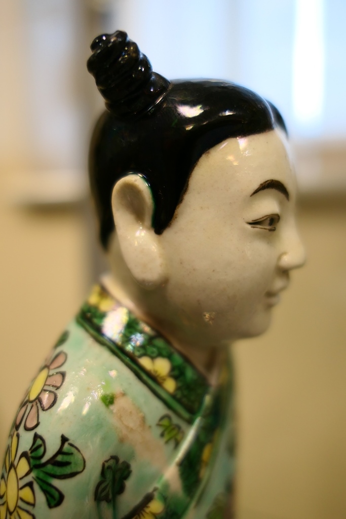 Chinese famille verte figure of an attendant, Kangxi (1662-1722), - Image 7 of 9