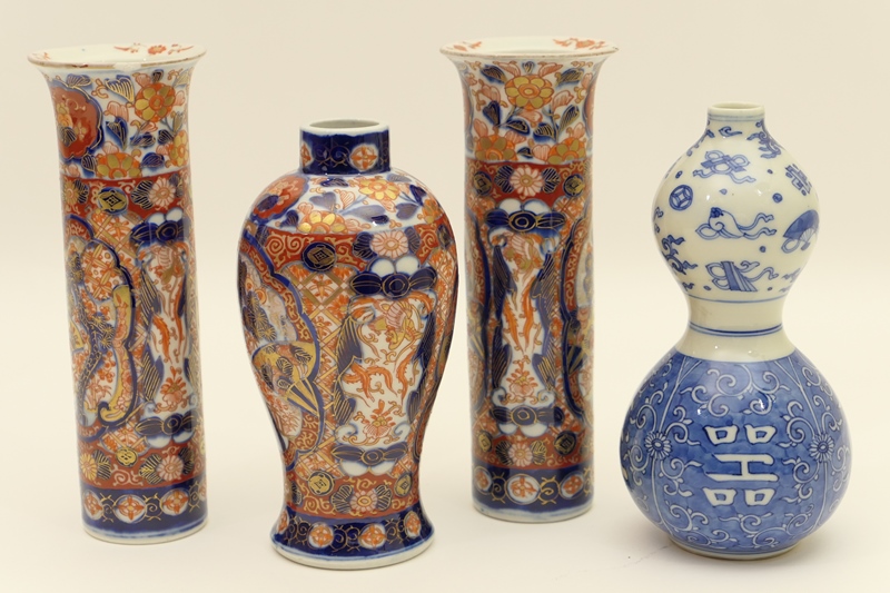 Japanese Imari porcelain garniture, Meiji (1868-1912),