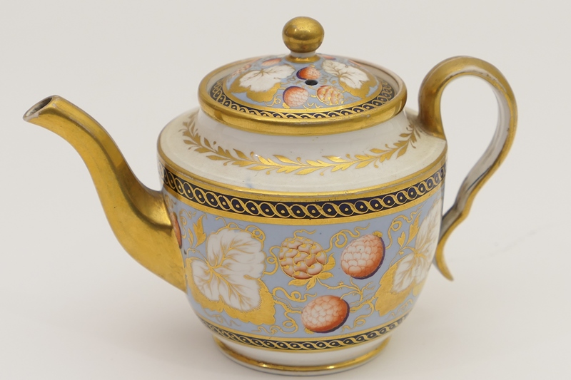 Spode porcelain teapot and cover, circa 1810-20,