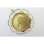 Late Victorian half sovereign pendant, the coin of 1900, within a 9ct gold wirework pendant mount,