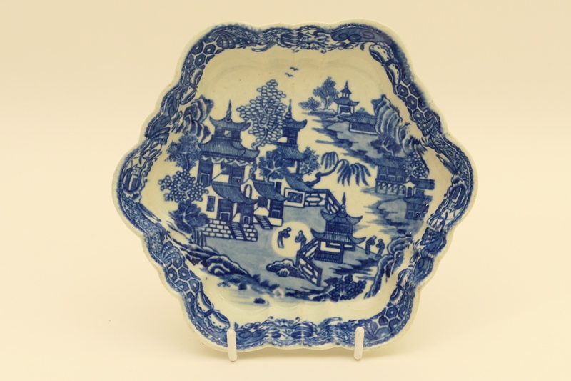 Worcester blue and white printed teapot stand, circa 1780,