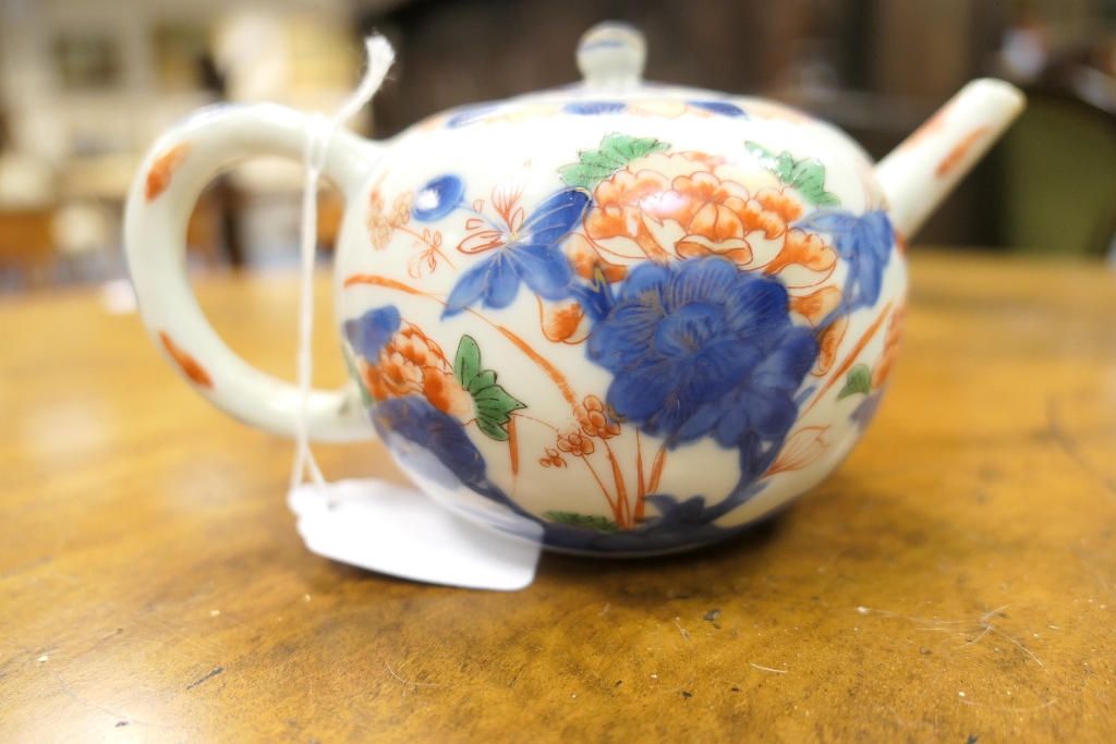 Japanese Imari teapot and cover, Edo period, decorated with peony and chrysanthemum, height 8. - Image 4 of 14