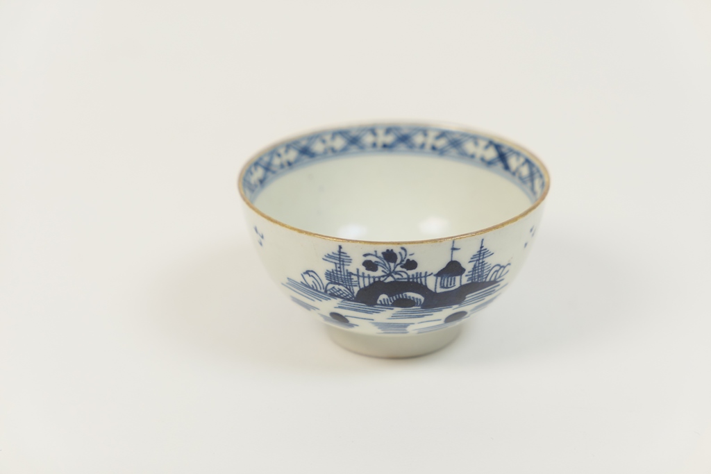 Lowestoft blue and white printed tea bowl, in the cannonball pattern, circa 1780, 7.