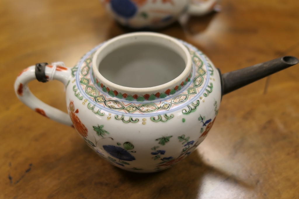 Japanese Imari teapot and cover, Edo period, decorated with peony and chrysanthemum, height 8. - Image 8 of 14