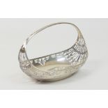 George V silver bonbon basket, Birmingham 1913, pierced oval form with fixed handle, 16.