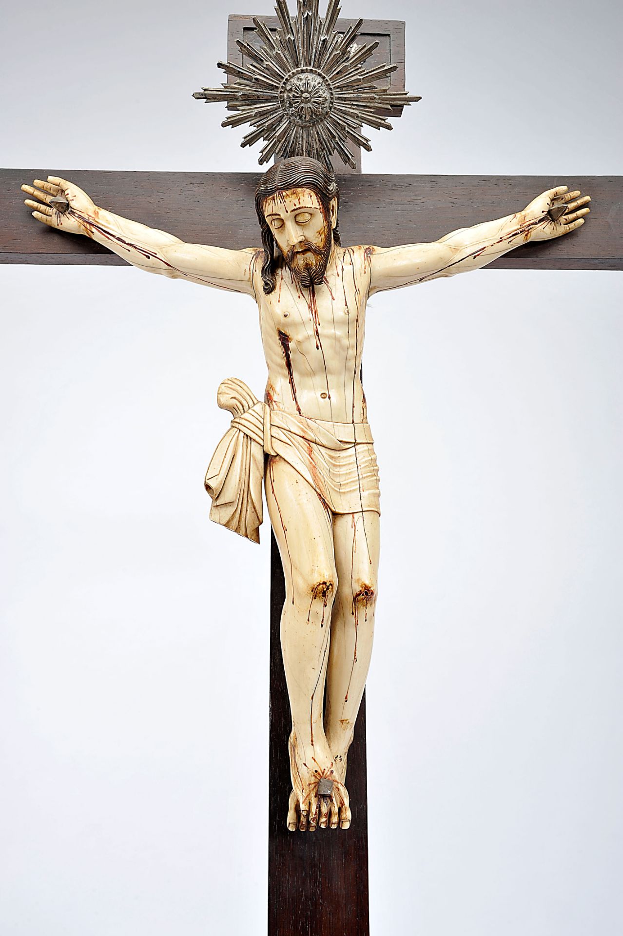 Crucified Christ, partly painted ivory sculpture,, Brazilian rosewood cross with silver halo and " - Bild 2 aus 2