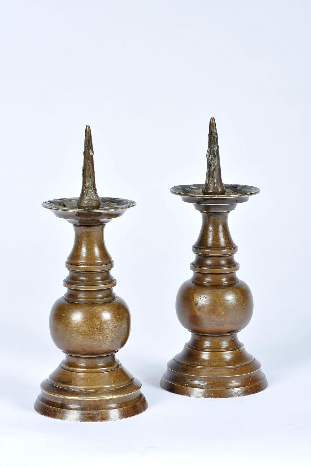 A Pair of Candlesticks with spikes, bronze, Flemish, 17th C., minor defects, Dim. - 19,5 cm