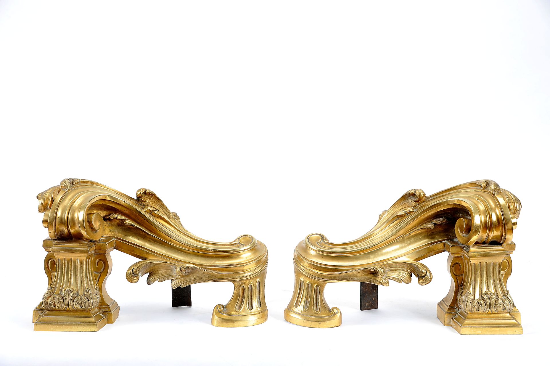 A Pair of Andirons (Chenets), gilt and chiselled bronze, French, 19th C., missing central piece, - Bild 2 aus 3