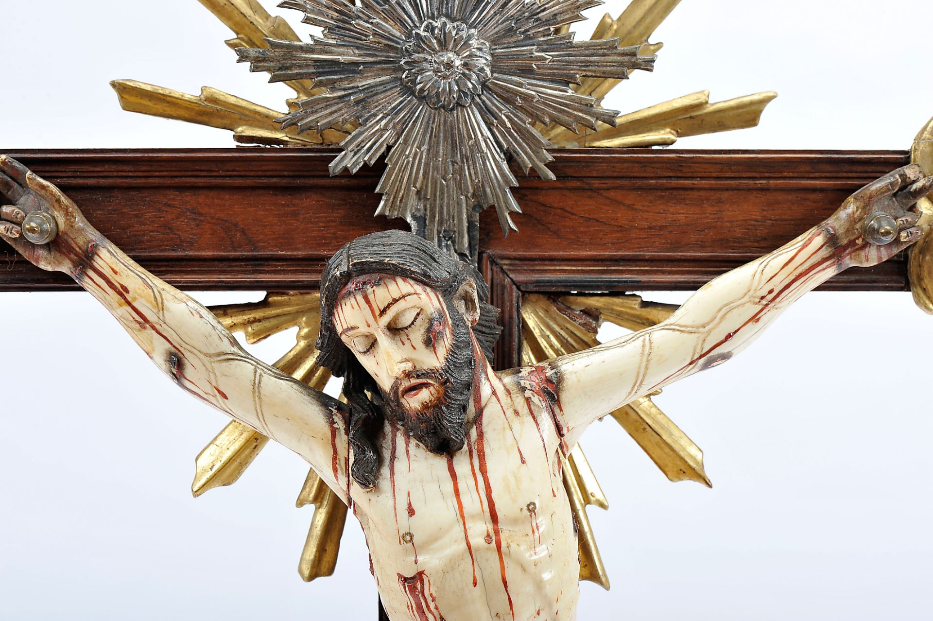 Crucified Christ, painted and gilt ivory sculpture, Brazilian rosewood stand and cross with gilt - Bild 2 aus 2
