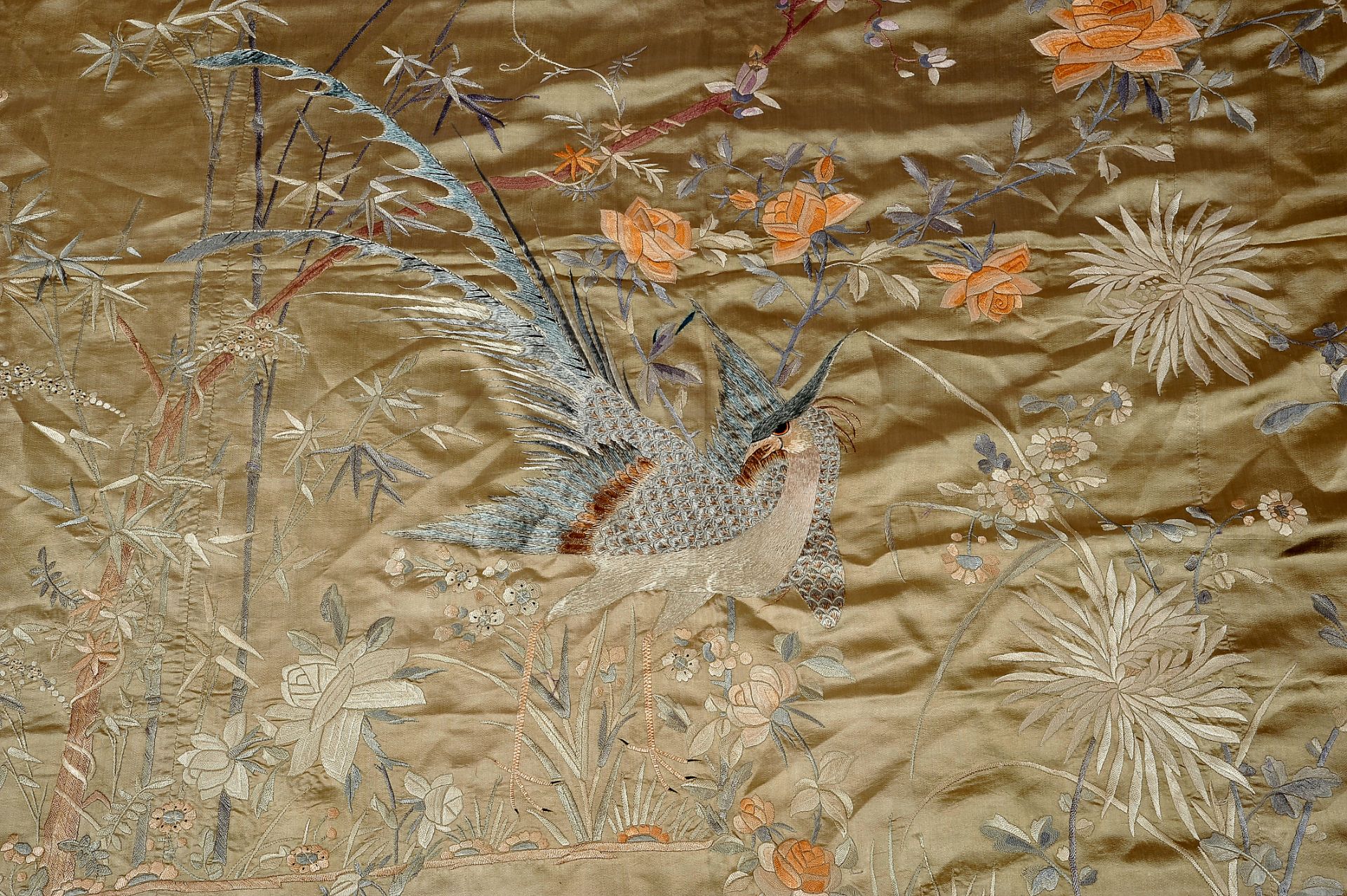 A Coverlet, silk, polychrome silk thread embroidered "Birds and flowers", Chinese, 19th C., signs of - Bild 2 aus 3