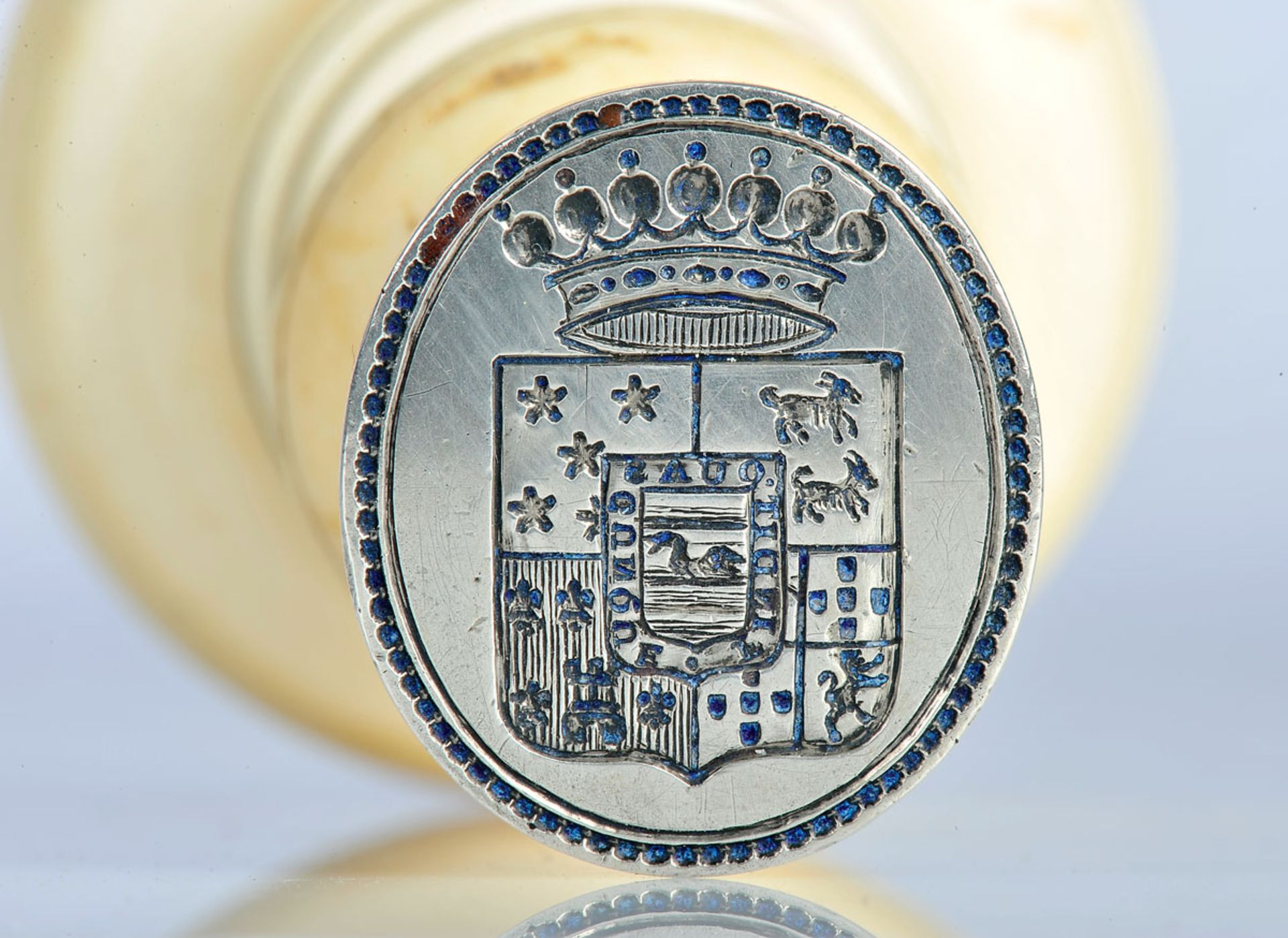 A Signet, turned ivory handle, silver handle engraved with the coat of arms of a Portuguese family - - Bild 3 aus 3