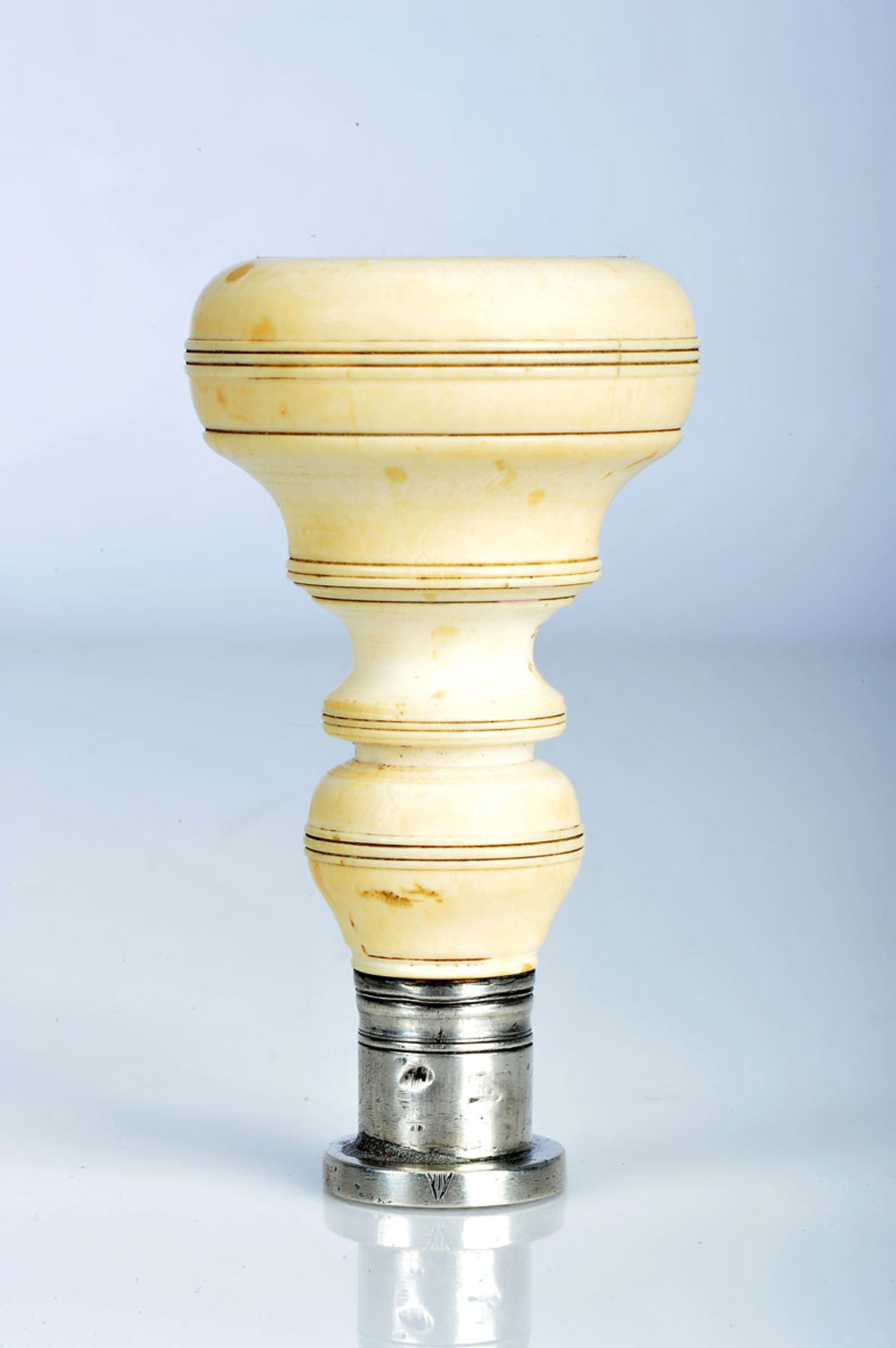 A Signet, turned ivory handle, silver handle engraved with the coat of arms of a Portuguese family - - Bild 2 aus 3