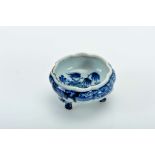 A Scalloped Tripod Round Salt Cellar, Chinese de export porcelain, blue decoration "Flowers",