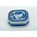 A Scalloped Octagonal Salt Cellar, Chinese de export porcelain, blue Nanjing decoration, 19th C. (