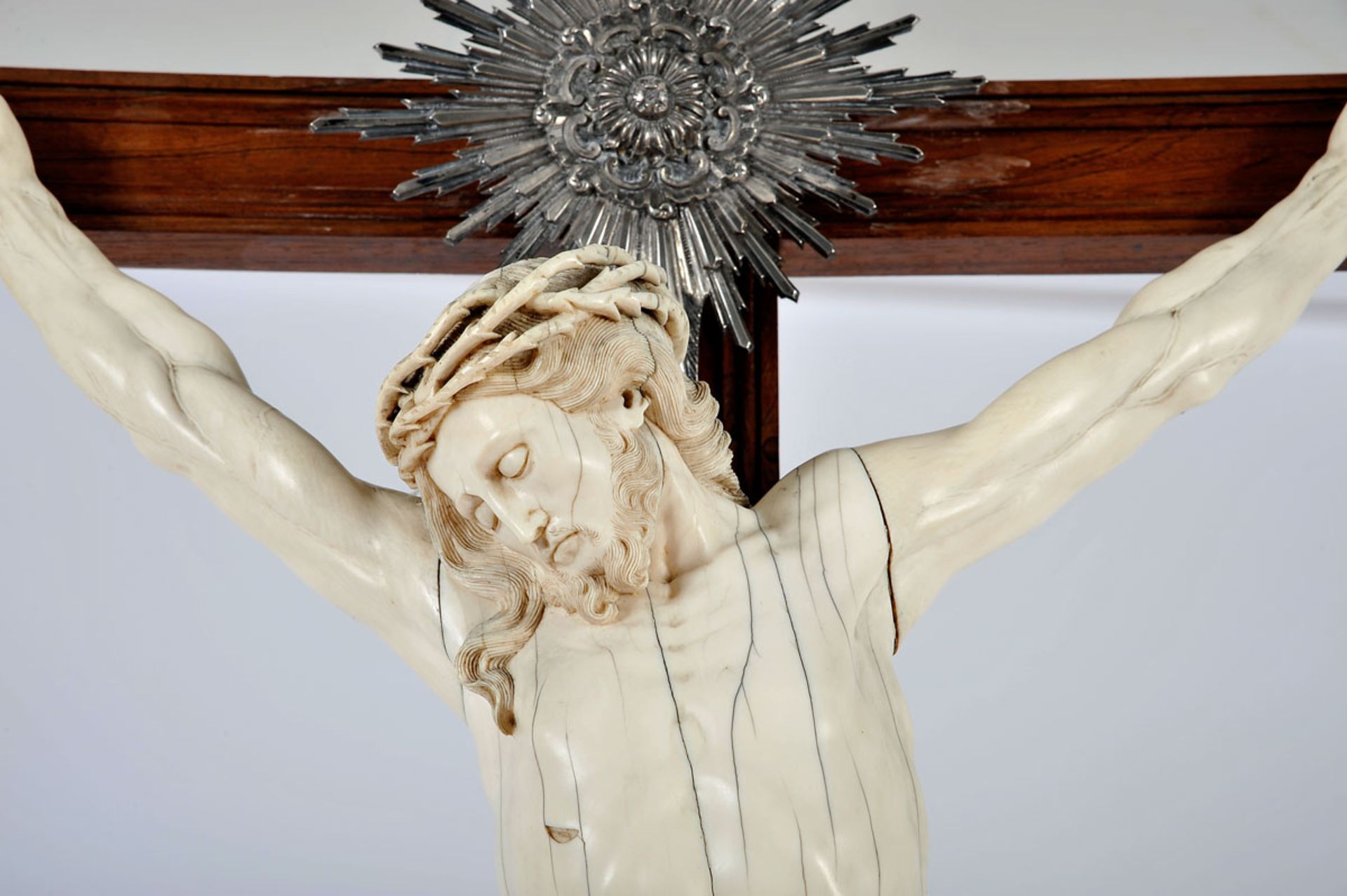 Crucified Christ, ivory sculpture, Brazilian rosewood later stand and cross with carvings and silver - Bild 2 aus 2